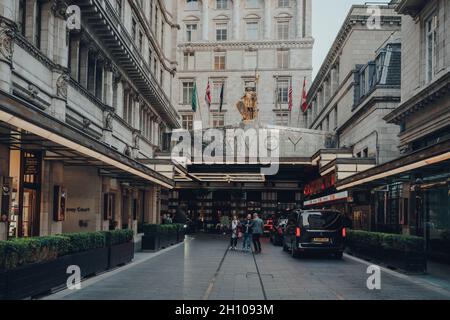 London, Großbritannien - 09. Oktober 2021: Eingang des Savoy Hotels, einem luxuriösen Wahrzeichen am Strand in London aus den 1880er Jahren. Stockfoto