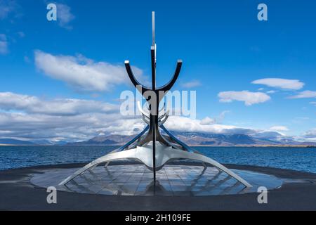 Reykjavik, Island - 11. Juni 2021: The Sun Voyager, eine Stahlskulptur eines Wikinger-Langschiffs von Jon Gunnar Arnarson am Ufer von Reykjavik. Sonnig Stockfoto