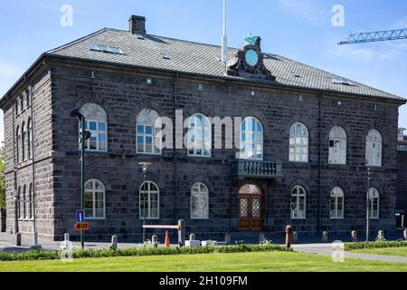 REYKJAVIK, ISLAND - 11. Juni 2021: Althingi, ein isländisches Parlamentsgebäude. Stockfoto