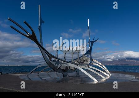 Reykjavik, Island - 11. Juni 2021: The Sun Voyager, eine Stahlskulptur eines Wikinger-Langschiffs von Jon Gunnar Arnarson am Ufer von Reykjavik. Sonnig Stockfoto