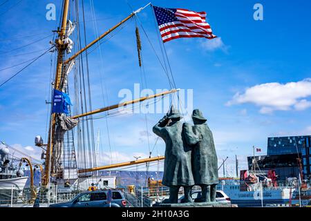 REYKJAVIK, ISLAND - 11. Juni 2021: American Tallship Eagle im Hafen von Reykjavik, Island. Eine Skulptur von zwei isländischen Fischern „Horf Till Hafs“. Stockfoto