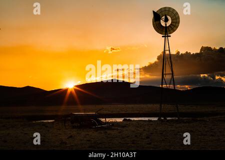 Aermotor-Windpumpe in Lassen County, Kalifornien, USA. Es liegt in einem Feld nur wenige Meilen südlich der Gemeinde Madeline. Stockfoto