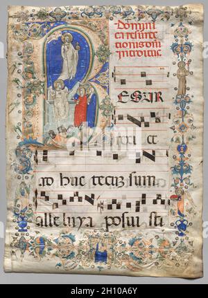 Blatt aus einem allmählichen: Historiated initial R: The Resurrection (recto), Mitte des 13. Jahrhunderts. Italien, Neapel. Tinte, Tempera und Gold auf Pergament; Blatt: 55 x 40 cm (21 5/8 x 15 3/4 Zoll). Dieses Blatt wurde aus einem graduellen, großen Band mit Liedern für die Messe entnommen. Dieses einzelne Blatt zeigt die Einführungspassage zum Ostersonntag. Das anfängliche R ist gefüllt mit der Darstellung der Auferstehung Christi. Die Darstellung des Heiligen Franziskus von Assisi in der Blumendekoration weist auf einen Ursprung aus einem Franziskanerkloster hin. Aufgrund der großen Pest, die Bettelorden, zu denen die Franziskaner gehörten wir Stockfoto