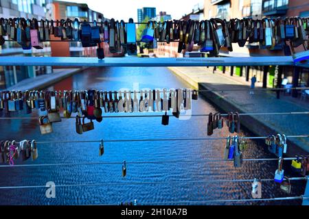 Schleusen auf der „Love Lock Bridge“ über dem Kanal im Zentrum von Birmingham, Großbritannien Stockfoto