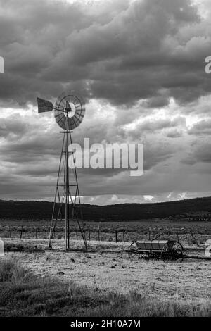 Aermotor-Windpumpe in Lassen County, Kalifornien, USA. Es liegt in einem Feld nur wenige Meilen südlich der Gemeinde Madeline. Stockfoto