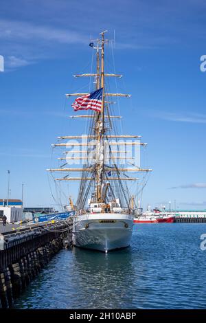 REYKJAVIK, ISLAND - 11. Juni 2021: US-Küstenwache Tallship Eagle besucht den Hafen von Reykjavik. Blick nach vorne, sonniger Tag, blauer Himmel. Stockfoto