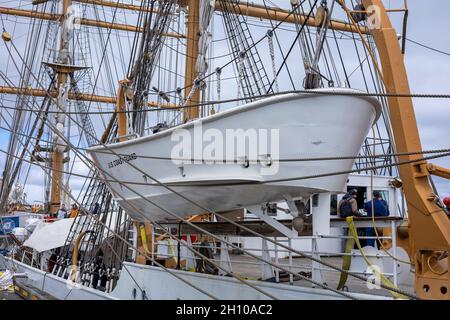 REYKJAVIK, ISLAND - 11. Juni 2021: Ein hölzernes Rettungsboot auf der Hafenseite des amerikanischen Küstenwache-Hochschiffs Eagle. Stockfoto