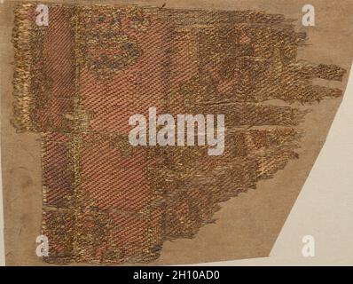 Fragment, 700er. China, 8. Jahrhundert. Mischtwill, Seide; insgesamt: 8.9 x 12.1 cm (3 1/2 x 4 3/4 Zoll). Stockfoto