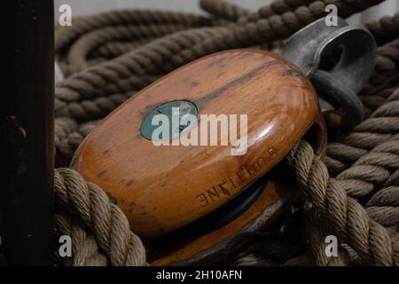 REYKJAVIK, ISLAND - 11. Juni 2021: Ein traditioneller Holzblock und Seile auf dem Deck des US-Küstenwache Tallship Eagle. Stockfoto