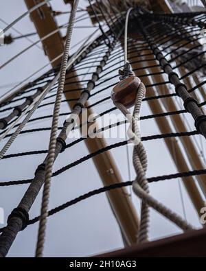 REYKJAVIK, ISLAND - 11. Juni 2021: Traditionelle Takelings, Holzblöcke und -Seile auf dem Deck des US-Küstenwache Tallship Eagle. Stockfoto