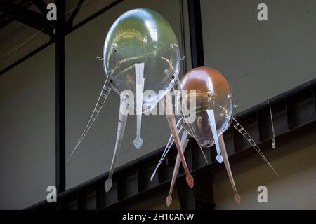 London, Großbritannien. Oktober 2021. Schwimmende Kunstflugkörper sind Teil von Anicka Yis neuen Luftarbeiten „in Love With The World“ in der Turbine Hall of Tate Modern für die Hyundai-Kommission 2021. Die Installation besteht aus Maschinen, die als Kunstflugkörper bezeichnet werden, basierend auf Lebensformen des Ozeans und Pilzen, die in der Luft schweben, und stellt eine Neueinbildung dar, wie künstliche Intelligenz und neue Maschinen die Welt bewohnen könnten. Die Arbeit kann bis zum 16. Januar 2022 erlebt werden. Kredit: Stephen Chung/Alamy Live Nachrichten Stockfoto