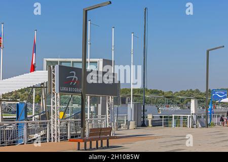 Belgrad, Serbien - 04. Oktober 2021: Internationaler Passagierterminal-Hafen am Fluss Sava in Belgrad. Stockfoto