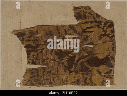 Fragment, 700er. China, 8. Jahrhundert. Mischtwill, Seide; insgesamt: 7.3 x 5.1 cm (2 7/8 x 2 Zoll). Stockfoto