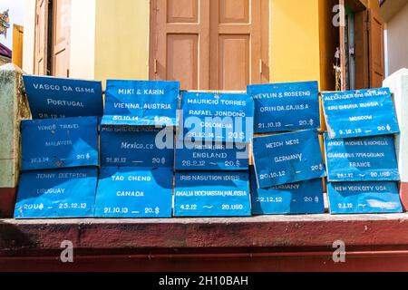 MT POPA, MYANMAR - 8. DEZEMBER 2016: Tafeln mit Namen zu Ehren der Spender des Tempels am Mt Popa, Myanmar Stockfoto