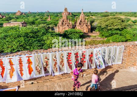 BAGAN, MYANMAR - 9. DEZEMBER 2016: Souvenirs zum Verkauf im Tempel Nr. 860 in Bagan, Myanmar Stockfoto