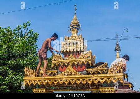 BAGO, MYANMAR - 10. DEZEMBER 2016: Arbeiter auf einem Dach eines kleinen Tempels in Bago. Stockfoto