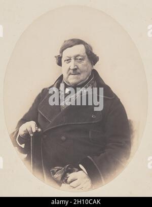 Gioachino Antonio Rossini, 1856. Nadar (Französisch, 1820-1910). Salzdruck auf der Karte; Bild: 24.4 x 18.8 cm (9 5/8 x 7 3/8 Zoll); Papier: 47.3 x 31.2 cm (18 5/8 x 12 5/16 Zoll). Rossini (1792–1868) ist vor allem für seine 39 Opern bekannt, die er vor seinem 39. Geburtstag vollendete, darunter der Barbier von Sevilla, Othello und William Tell. Er ist ein leidenschaftlicher Feinschmecker, der die bis heute servierten Gerichte inspirierte. Seine Liebe zum Essen wird in diesem Bild von Nadar, einem der frühen und erfolgreichsten Porträtfotografen, angedeutet. Nadar war besessen davon, die Berühmtheiten seiner Zeit zu fotografieren (und Porträts zu verkaufen) Stockfoto