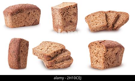 Gesundes Brot aus gekeimtem Getreide ganz einstellen, in halbe Scheibe auf weißem Hintergrund isoliert schneiden. Beschneidungspfad. Volle Schärfentiefe. Stockfoto