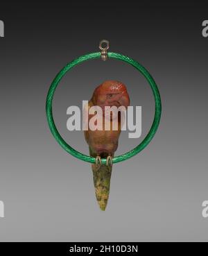 Papagei vom Papagei auf einer Barsche, 1896-1903. Michail Evlampiewitsch Perkhin (Russisch, 1860-1903), Haus Fabergé (Russisch, 1842-1918). Jasper, Achat, Smaragde; insgesamt: 15.3 x 7.4 cm (6 x 2 15/16 Zoll). Bei der Gestaltung luxuriöser Accessoires für einen Schreibtisch oder eine Tischplatte verwendete Fabergé häufig einheimische Hartsteine wie mehrfarbigen Achat und Jaspis, grünen Nephrit, rosafarbenen Rhodonit und Bergkristall, der im Ural-Gebirge Westrusslands zu finden ist. Fabergé und seine Handwerker haben die Steine mit ihrer besonderen Farbe und Textur zum Leben erweckt und milchigen Achat zu einem bettelenden Pudel gemacht Stockfoto