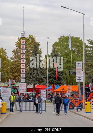 Novi Sad, Serbien - 21. September 2021: Sign Tower Willkommen auf der Landwirtschaftsmesse. Stockfoto