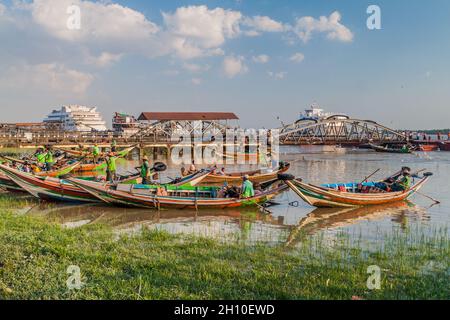 YANGON, MYANMAR - 15. DEZEMBER 2016: Holzboote und ein Pier am Yangon-Fluss in Yangon. Stockfoto