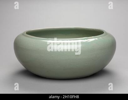 Schüssel, 1100. Korea, Goryeo-zeit (918-1392). Celadon; Außendurchmesser: 25,1 cm (9 7/8 in.); Insgesamt: 10,5 cm (4 1/8 in.). Stockfoto