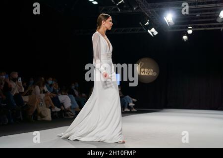 Madrid, Spanien. Oktober 2021. Ein Modellteil der Parade der Hannibal Laguna Braut während des Laufstegs der 1001 Hochzeiten in Ifema. Kredit: SOPA Images Limited/Alamy Live Nachrichten Stockfoto