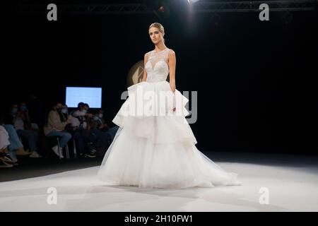 Madrid, Spanien. Oktober 2021. Ein Modellteil der Parade der Hannibal Laguna Braut während des Laufstegs der 1001 Hochzeiten in Ifema. Kredit: SOPA Images Limited/Alamy Live Nachrichten Stockfoto