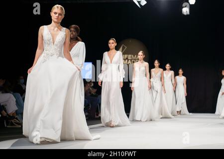 Madrid, Spanien. Oktober 2021. Eine Modellparade der Bräute von Hannibal Laguna während des Laufstegs der Hochzeiten 1001 in Ifema. Kredit: SOPA Images Limited/Alamy Live Nachrichten Stockfoto