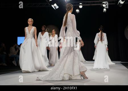 Madrid, Spanien. Oktober 2021. Eine Modellparade der Bräute von Hannibal Laguna während des Laufstegs der Hochzeiten 1001 in Ifema. Kredit: SOPA Images Limited/Alamy Live Nachrichten Stockfoto