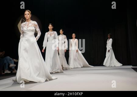 Madrid, Spanien. Oktober 2021. Eine Modellparade der Bräute von Hannibal Laguna während des Laufstegs der Hochzeiten 1001 in Ifema. Kredit: SOPA Images Limited/Alamy Live Nachrichten Stockfoto