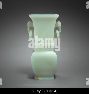 Vase in Form von archaischen Hu, 1700. China, Qing Dynastie (1644-1911). Blass grünlich-weißer Jade mit braunen Abzeichen; Insgesamt: 14,4 cm (5 11/16 in.). Stockfoto