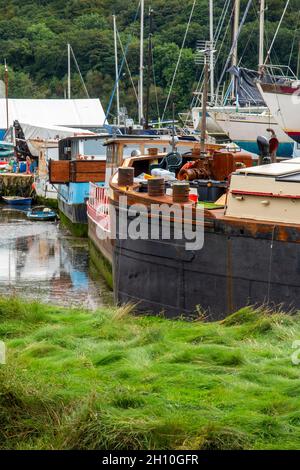 Die Boote vertäuten auf der Werft in Gweek, einem Dorf am Helford River in der Nähe von Helston im Süden von Cornwall, England Stockfoto