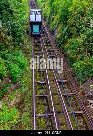 Die Lynton and Lynmouth Cliff Railway eine wasserbetriebene Standseilbahn, die seit 1890 die Städte Lynton und Lynmouth in North Devon England verbindet. Stockfoto