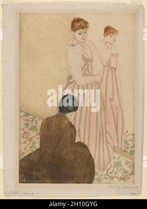 The Fitting, 1890–91. Mary Cassatt (Amerikaner, 1844-1926). Farbiger Trockenpunkt und Aquatinta; Platemark: 37.6 x 25.5 cm (14 13/16 x 10 1/16 Zoll); Blatt: 42.7 x 31.4 cm (16 13/16 x 12 3/8 Zoll). Stockfoto
