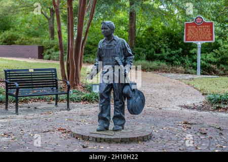 Elvis bei 13 Skulpturen im Elvis Presley Birthplace and Museum in Tupelo, Mississippi Stockfoto