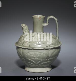 Ewer mit löwenförmigem Auslauf, 900s-1000s. China, Provinz Shaanxi, Tongchuan, Huangbaozhen, fünf Dynastien (907-960) oder Nördliche Song-Dynastie (960-1126). Grün glasierte Porzellan-Steinzeug mit modellierter, geschnitzter und eingeschnitzter Dekoration, Yaozhou-Porzellan; insgesamt 18.3 cm (7 3/16 in.). Stockfoto