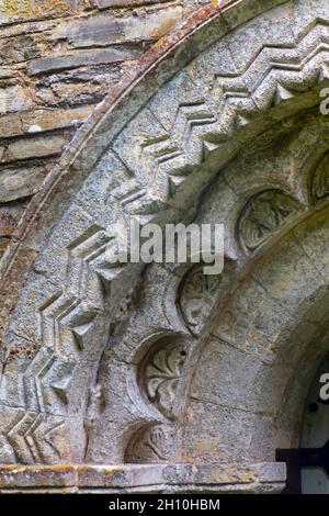 Detail eines geschnitzten normannischen Tores an der St. Anthony's Church auf der Roseland Peninsula im Süden von Cornwall, England Stockfoto