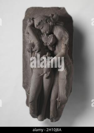 Liebhaber (mithuna), 1000. Indien, Madhya Pradesh, Khajuraho, Mittelalter, Candella Dynastie, aus dem 11. Jahrhundert. Sandstein; insgesamt: 74 cm (29 1/8 in.). Stockfoto