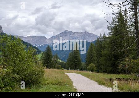 Corvara - August 2020: Blick auf Sellaronda bei Colfosco - cascate Piscandu' Stockfoto