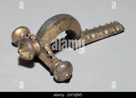 Crossbow Fibula, C. 350-400. Gallo-römische oder Romano-British, Migration, 4. Bronze, vergoldete Bronze-, Silber-, und Niello; Insgesamt: 10,2 x 7,1 x 3,8 cm (4 x 2 13/16 x 1 1/2 in.). Stockfoto