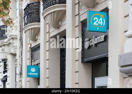 VALENCIA, SPANIEN - 15. OKTOBER 2021: Cajamar Caja Rural ist ein spanisches Finanzdienstleistungsunternehmen Stockfoto