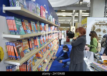 Turin, Italien. Oktober 2021. Die Internationale Buchmesse von Turin am 14. Oktober 2021 in Turin, Italien. Die Internationale Buchmesse von Turin kehrt nach fast zwei Jahren nach Beginn der Pandemie von Covid 19 nach Lingotto Fiere zurück. Kredit: Antonio Polia/Alamy Live Nachrichten Stockfoto