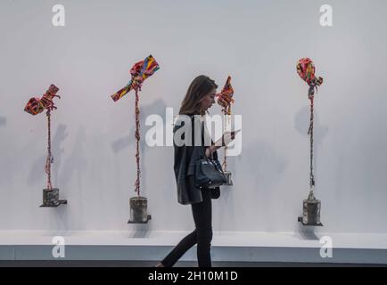 London, Großbritannien. Oktober 2021. Frieze Art Fair die internationale Messe für zeitgenössische Kunst in London, New York und Los Angeles. Die Frieze London findet jeden Oktober im Londoner Regent's Park statt. Quelle: Paul Quezada-Neiman/Alamy Live News Stockfoto