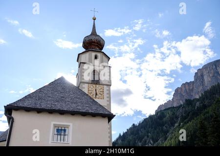 Corvara - August: Kirche St. Vigilius in Kolfuschg, Dolomiten, Italien Stockfoto