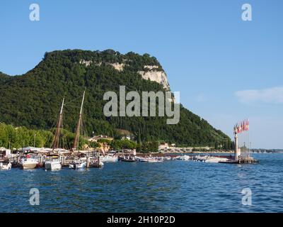 Garda Porto Hafen oder Hafen und Rocca di Garda Berg an einem Sommertag Stockfoto
