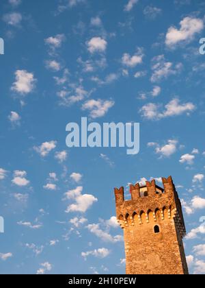 Scaliger Castle Tower in Sirmione, Italien, mit blauem Himmel und weißen Wolken und negativem Raum Stockfoto