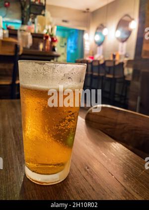 Nahaufnahme eines kalten Bieres in einem Restaurant Stockfoto