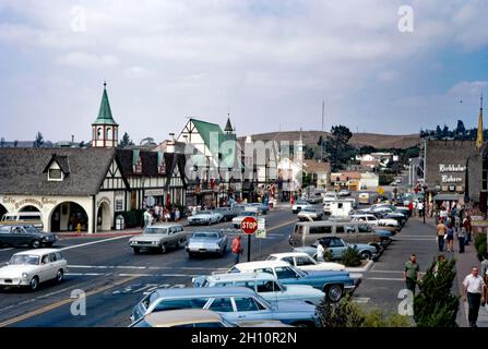 Ein Blick auf die Hauptstraße von Solvang im Santa Ynez Valley, Santa Barbara County, Kalifornien, USA im Jahr 1972. Solvang wird oft als ‘Dänische Hauptstadt Amerikas’ bezeichnet (Solvang ist Dänisch für ‘Sonnenfeld’). Eine kleine Gemeinde wuchs um die Mission von Santa Inés im Jahr 1804 auf. Im Jahr 1911 wurde eine neue Siedlung um die Mission herum von einer Gruppe dänisch-amerikanischer Staaten gegründet, die Land kauften, um eine dänische Gemeinschaft zu gründen. Die Stadt hat jetzt eine unverwechselbare dänische Architektur – die Stadt zieht viele Touristen aus den nordischen Ländern an – ein Vintage-Foto aus den 1970er Jahren. Stockfoto