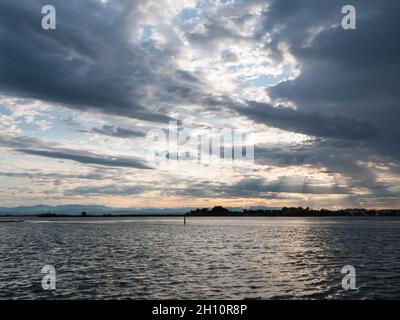 Grado Lagoon in Le Cove am Morgen in Friaul Julisch Venetien, Italien mit dramatischem Himmel Stockfoto